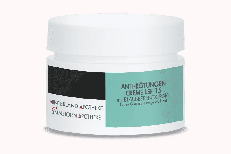 Ein weißer und blaugrüner Tiegel mit der Aufschrift ANTI-RÖTUNGEN CREME LSF 15 mit BLAUBEERENEXTRAKT von der Hinterland Apotheke und der Einhorn Apotheke, entwickelt für zu Couperose neigende Haut.