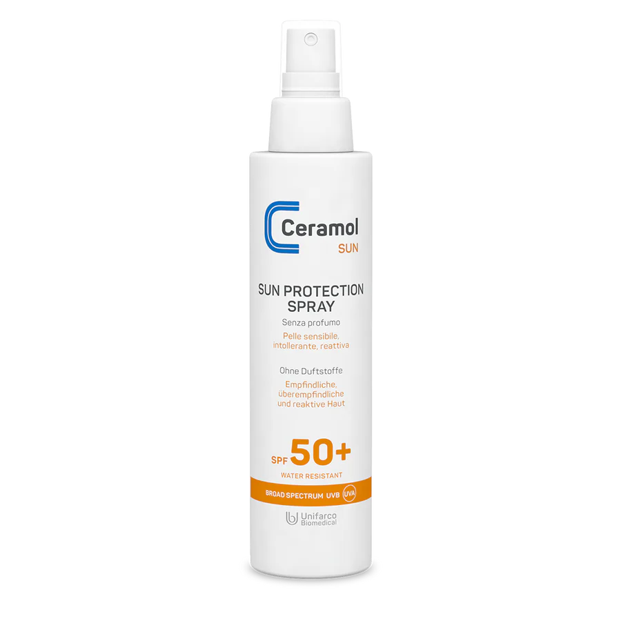 Eine weiße Sprühflasche mit SUN PROTECTION SPRAY SPF50+ für empfindliche Haut, mit orangefarbener und blauer Schrift, die als wasserfest und parfümfrei gekennzeichnet ist.