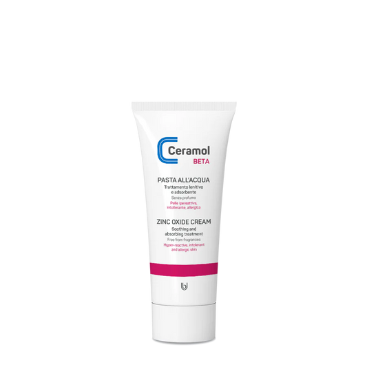 Eine weiße Tube CERAMOL BETA HAUTSCHUTZPASTE von Hinterland Apotheke mit blauen und rosa Akzenten steht aufrecht auf weißem Hintergrund. Das Etikett in Italienisch und Englisch hebt die antimikrobiellen Eigenschaften zum Schutz der Haut hervor.