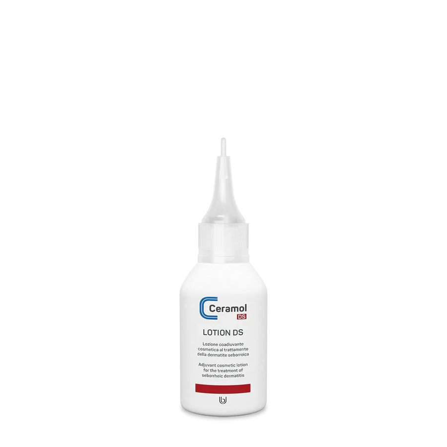 Eine weiße Flasche LOTION DS mit spitz zulaufendem Verschluss und blau-rotem Text steht aufrecht auf einem schlichten weißen Hintergrund. Entwickelt für den dermatologischen Gebrauch, bietet sie DSCALM Kopfhautpflege-ideal für seborrhoische Dermatitis.