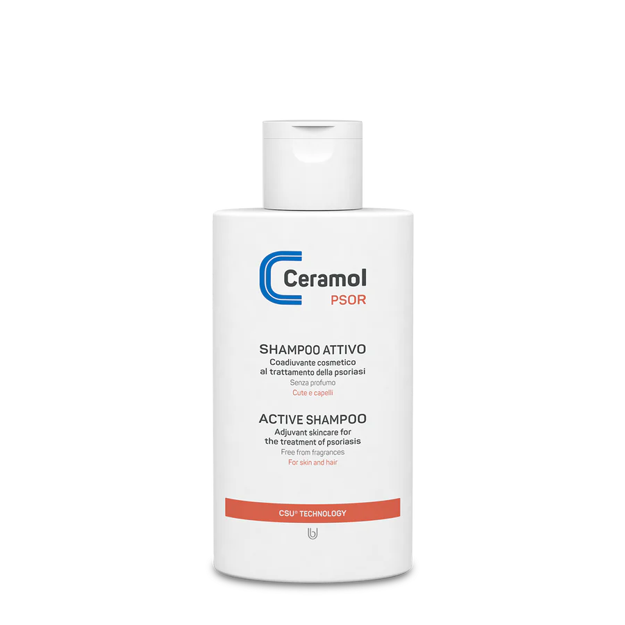 Eine weiße Flasche Ceramol PSOR Aktivshampoo mit blauem und orangefarbenem Schriftzug mit Makro-Mizellen-Technologie zur effektiven Kopfhautpflege steht vor einem schlichten hellen Hintergrund.