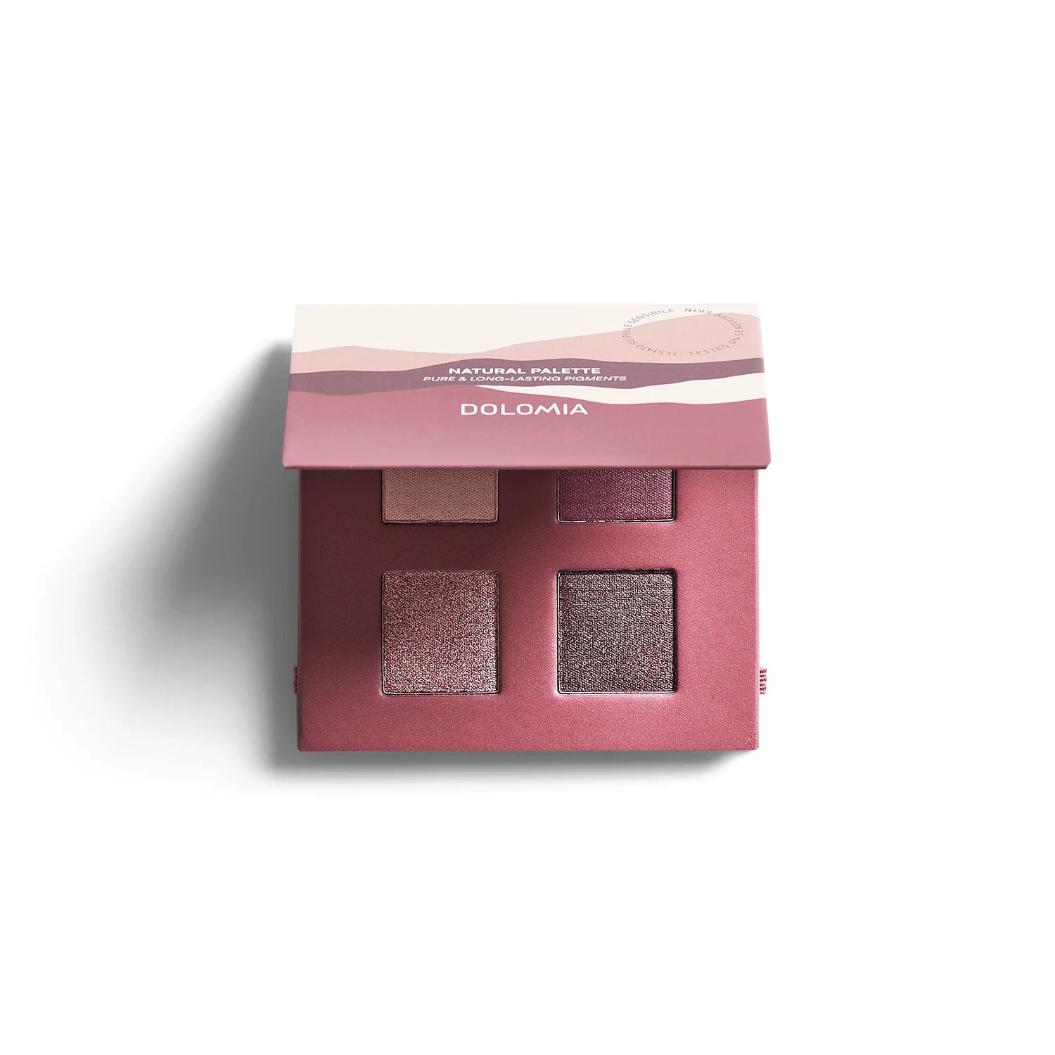 Die Natural Lidschattenpalette Dolomite besteht aus vier rosa und lila schimmernden Lidschatten in einem rosafarbenen Etui mit passendem Deckel mit der Aufschrift Dolomia" und Natural Palette" auf weißem Hintergrund.
