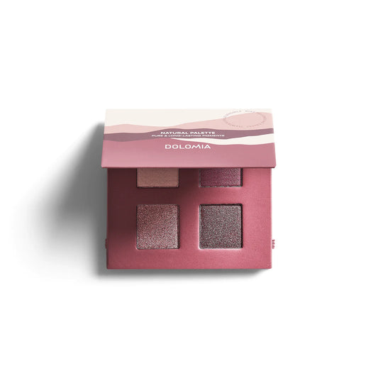 Die Natural Lidschattenpalette Dolomite besteht aus vier rosa und lila schimmernden Lidschatten in einem rosafarbenen Etui mit passendem Deckel mit der Aufschrift Dolomia" und Natural Palette" auf weißem Hintergrund.