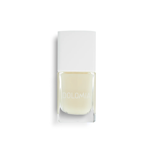 Eine klare Glasflasche von Stärkende Nagellackbasis mit einer weißen rechteckigen Kappe steht vor einem schlichten weißen Hintergrund - perfekt für die Pflege von brüchigen Nägeln.