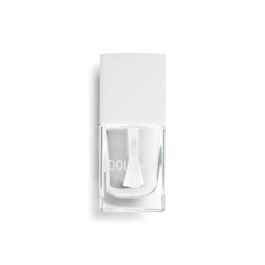 Eine durchsichtige Flasche DOLOMIA Repair SOS-Nagellackbasis für brüchige Nägel mit weißem Verschluss und Pinsel ist vor einem schlichten weißen Hintergrund abgebildet.