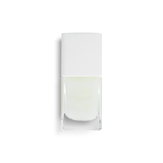 Eine klare Glasflasche von Stärkende Nagellackbasis mit einer quadratischen weißen Kappe, perfekt für brüchige Nägel, steht auf einem schlichten weißen Hintergrund. Diese 5 in 1 Pflegeformel stärkt und schützt Ihre Nägel.