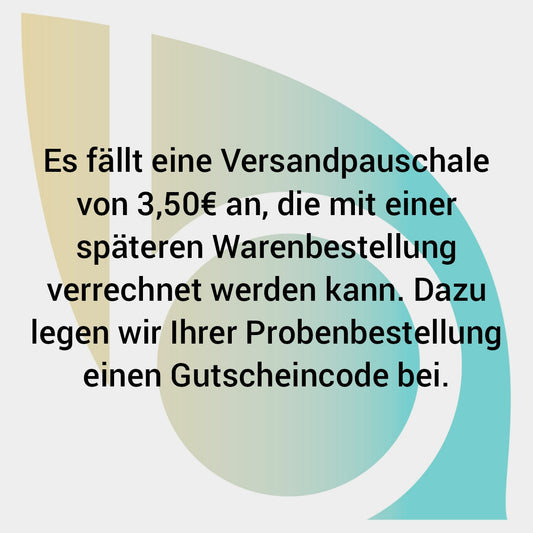 Deutscher Text auf blau-beigem abstraktem Hintergrund: Für deine Bestellung der Produktproben im 2er-Pack von Hinterland Apotheke gilt eine Versandpauschale von 3,50 €. Ein Gutscheincode für künftige Bestellungen liegt bei.