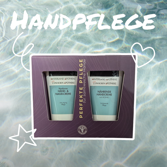 Das Set Handpflege 2x50ml von Hinterland Apotheke ist vor einem blauen, wässrigen Hintergrund mit dem Schriftzug "Handpflege" in Weiß sowie Herz- und Sternchen-Dekor abgebildet.
