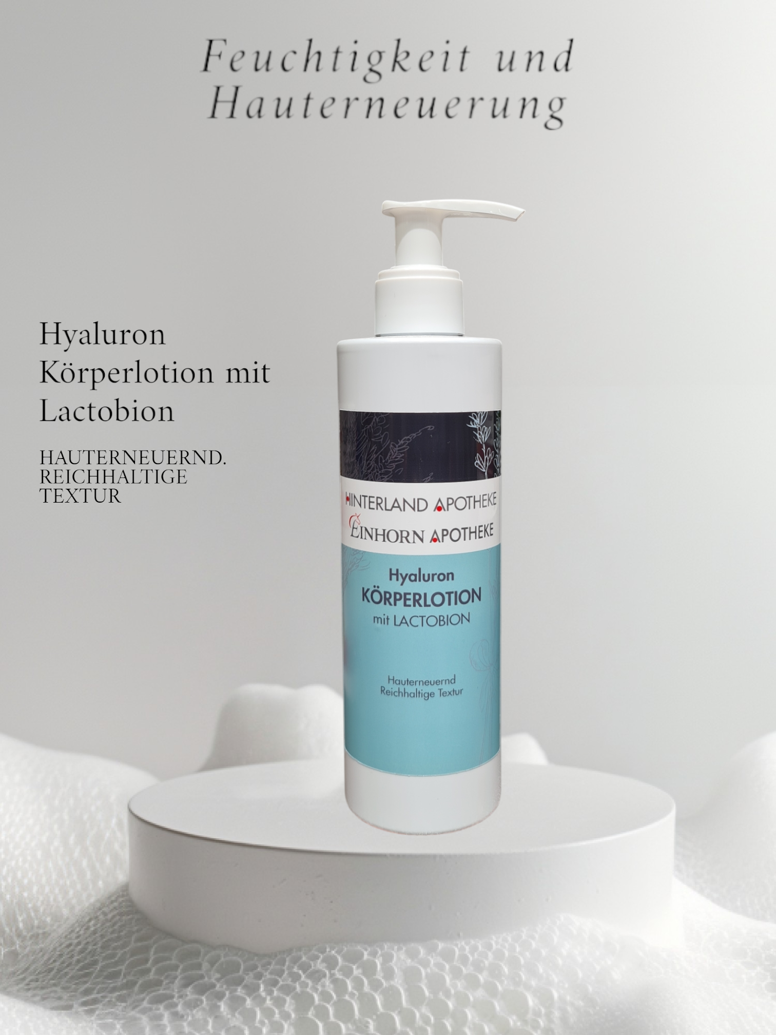 Ein Flakon der Hinterland Apotheke Hyaluron Körperlotion steht auf einem runden, weißen Podest vor einem sanften Hintergrund, daneben steht ein deutscher Text, der die feuchtigkeitsspendenden und erneuernden Eigenschaften hervorhebt.