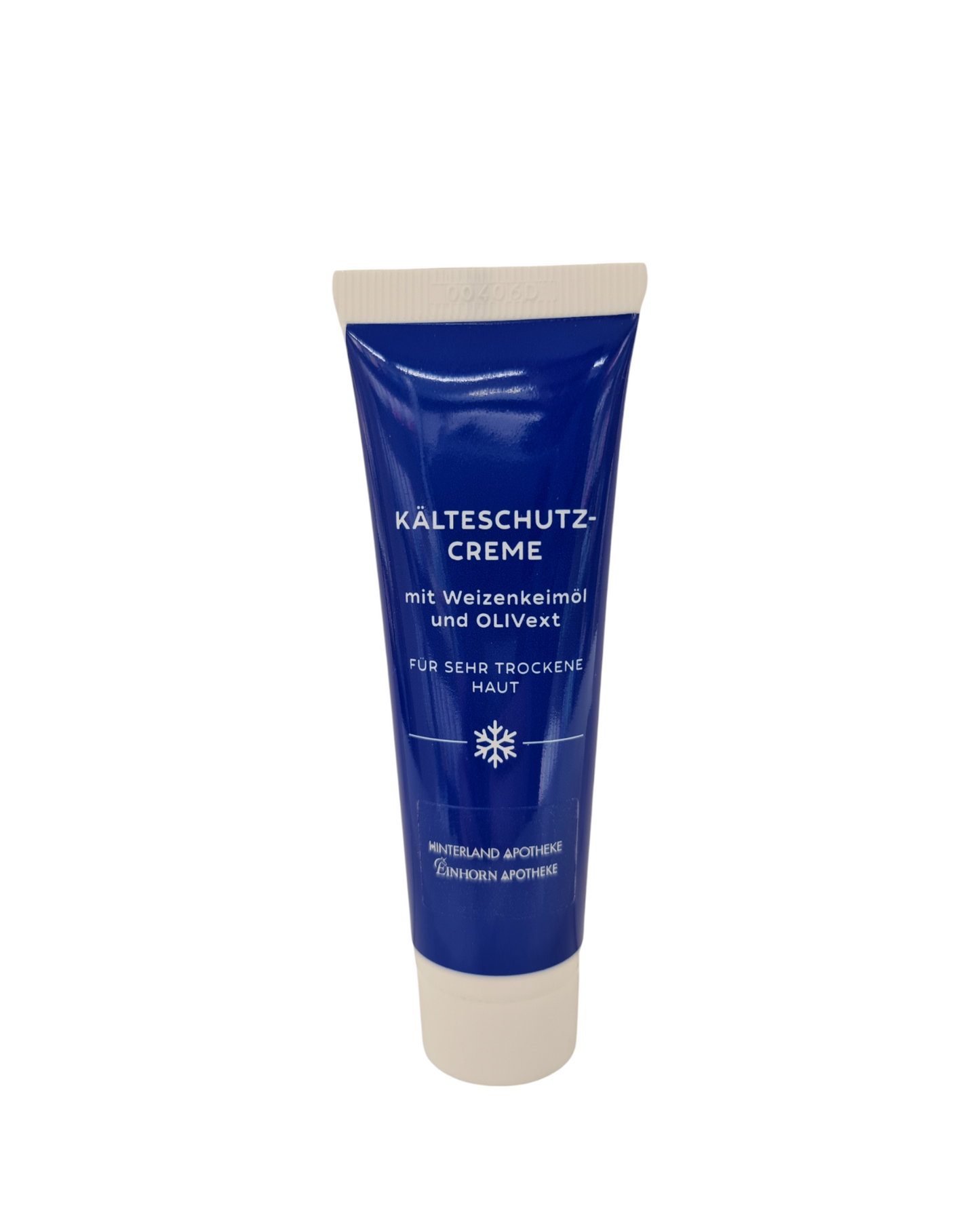 Eine blaue Tube der Hinterland Apotheke Kälteschutz-Creme für sehr trockene Haut steht aufrecht auf weißem Hintergrund.
