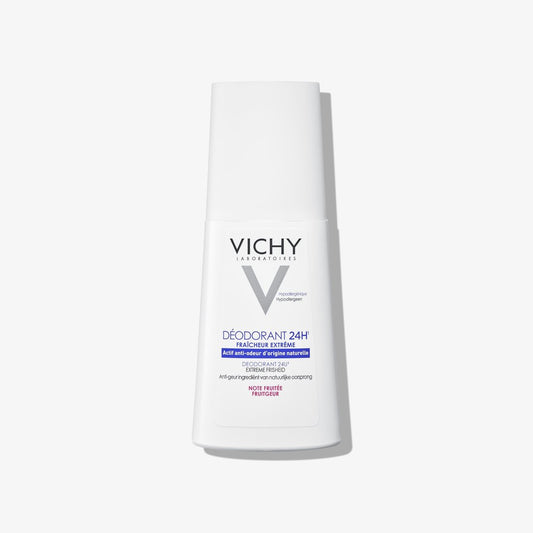 Eine weiße Flasche VICHY DEO Pumpzerstäuber fruchtig frisch DOPPELPACK der Hinterland Apotheke steht aufrecht vor einem schlichten weißen Hintergrund mit blauem und schwarzem Etikettentext in Französisch und Englisch.