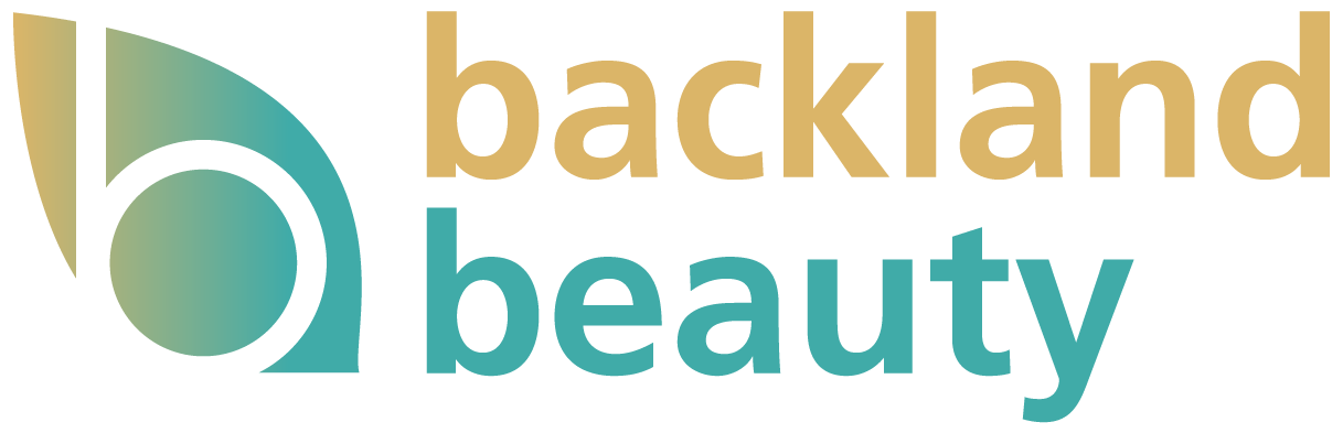 Logo für Backland Beauty mit einem stilisierten Kleinbuchstaben b in einem grünen Farbverlaufskreis auf der linken Seite. Das Wort "Backland" ist in Gold und "Beauty" in Grüntönen gehalten, beide in Kleinbuchstaben.