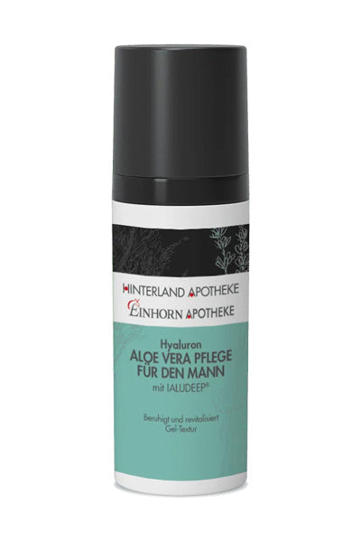 Eine Flasche Hinterland Apotheke Einhorn Apotheke Hyaluron Aloe Vera Pflege für den Mann, mit einem blaugrünen und schwarzen Etikett und einer schwarzen Kappe.