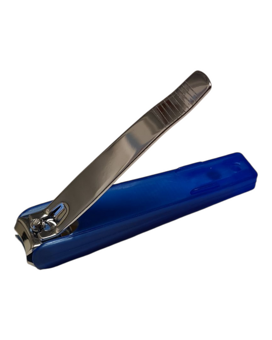 Ein silberner Nagelknipser mit Auffang 7cm mit einem blauen Kunststoffsockel wird auf einem weißen Hintergrund dargestellt. Der offene Hebel offenbart die Schneideklingen und den strukturierten Griff zum Schneiden von Fuß- und Fingernägeln.