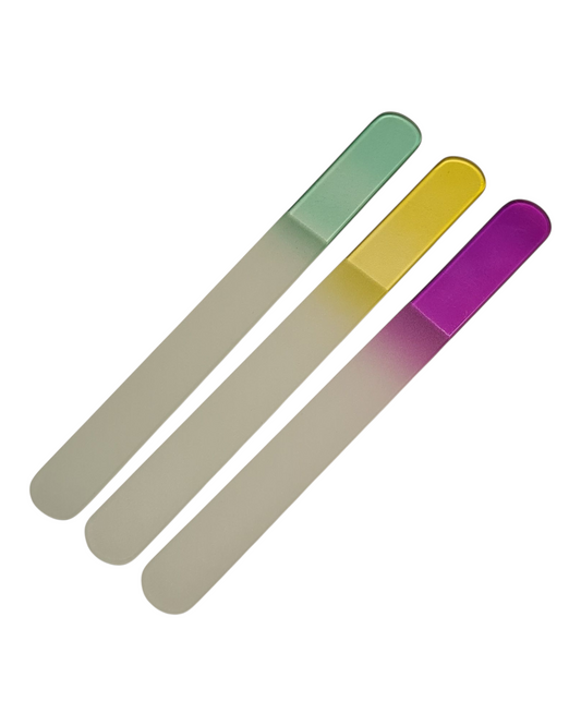 Drei Nagelfeile Glas 19,5x2cm mit farbigen Henkeln - grün, gelb und lila - sind nebeneinander auf weißem Hintergrund angeordnet.