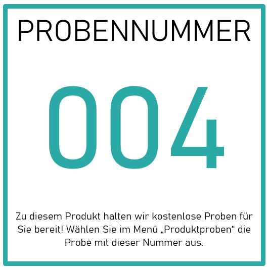 Auf der weißen Karte mit blaugrünem Rand steht PROBENNUMMER 004. Darunter steht in deutscher Sprache, dass kostenlose Stärkendes Serum Proben mit dieser Nummer verfügbar sind und im Menü Produktproben ausgewählt werden können.