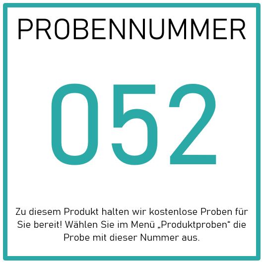 Weißes Schild mit Überschrift PROBENNUMMER und großer türkisfarbener Zahl 052. Darunter wird erklärt, dass für diese Produktnummer kostenlose Proben der Nährenden Duschbademilch von Hinterland Apotheke mit Menüauswahlanweisungen erhältlich sind.