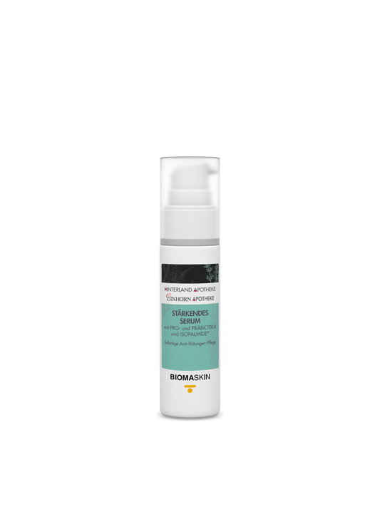 Eine weiße Pumpflasche mit Stärkendes Serum steht aufrecht auf einem weißen Hintergrund, mit einer klaren Kappe und einem hellblauen Etikett mit schwarzem und rotem Text. Dieses Präbiotika-Serum ist für die Hautberuhigung bestimmt.