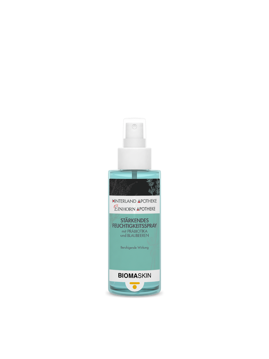 Eine Flasche Stärkendes Feuchtigkeitsspray mit weißer Sprühkappe und türkisfarbener Flüssigkeit, mit einem Etikett, das Präbiotika für empfindliche Haut sowie Himbeer- und Preiselbeerextrakte hervorhebt.