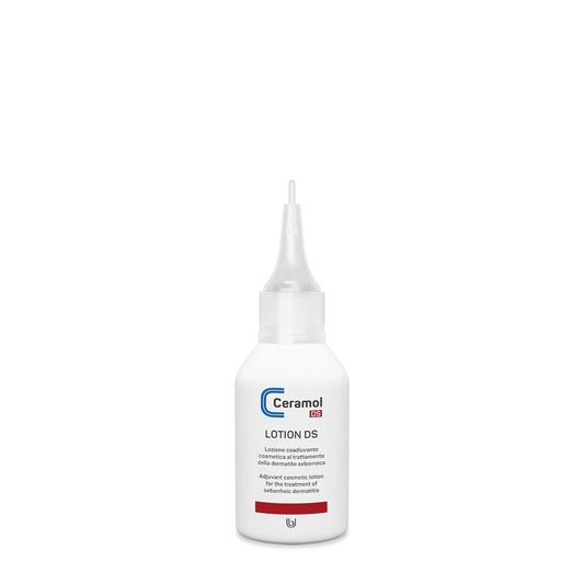 Eine weiße Flasche LOTION DS mit spitz zulaufendem Verschluss und blau-rotem Text steht aufrecht auf einem schlichten weißen Hintergrund. Entwickelt für den dermatologischen Gebrauch, bietet sie DSCALM Kopfhautpflege-ideal für seborrhoische Dermatitis.