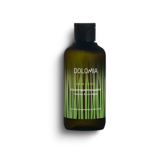 Eine dunkelgrüne Flasche Hair Detox - Repair-Shampoo mit einer schwarzen Kappe und einem grasähnlichen Design steht auf einem weißen Hintergrund - ideal für geschädigtes Haar.