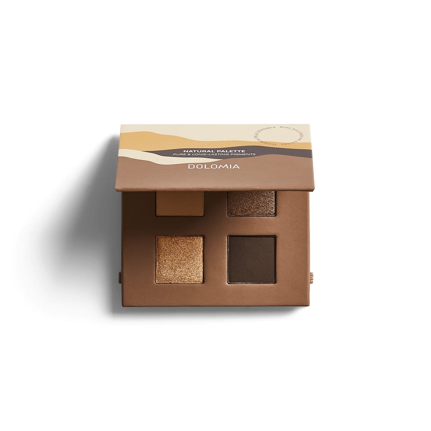 Die Dolomia Natural Lidschattenpalette Chalet enthält vier Brauntöne: zwei schimmernde Goldfarben, ein mattes Beige und ein mattes Dunkelbraun. Der teilweise geöffnete Deckel ist auf weißem Hintergrund präsentiert.