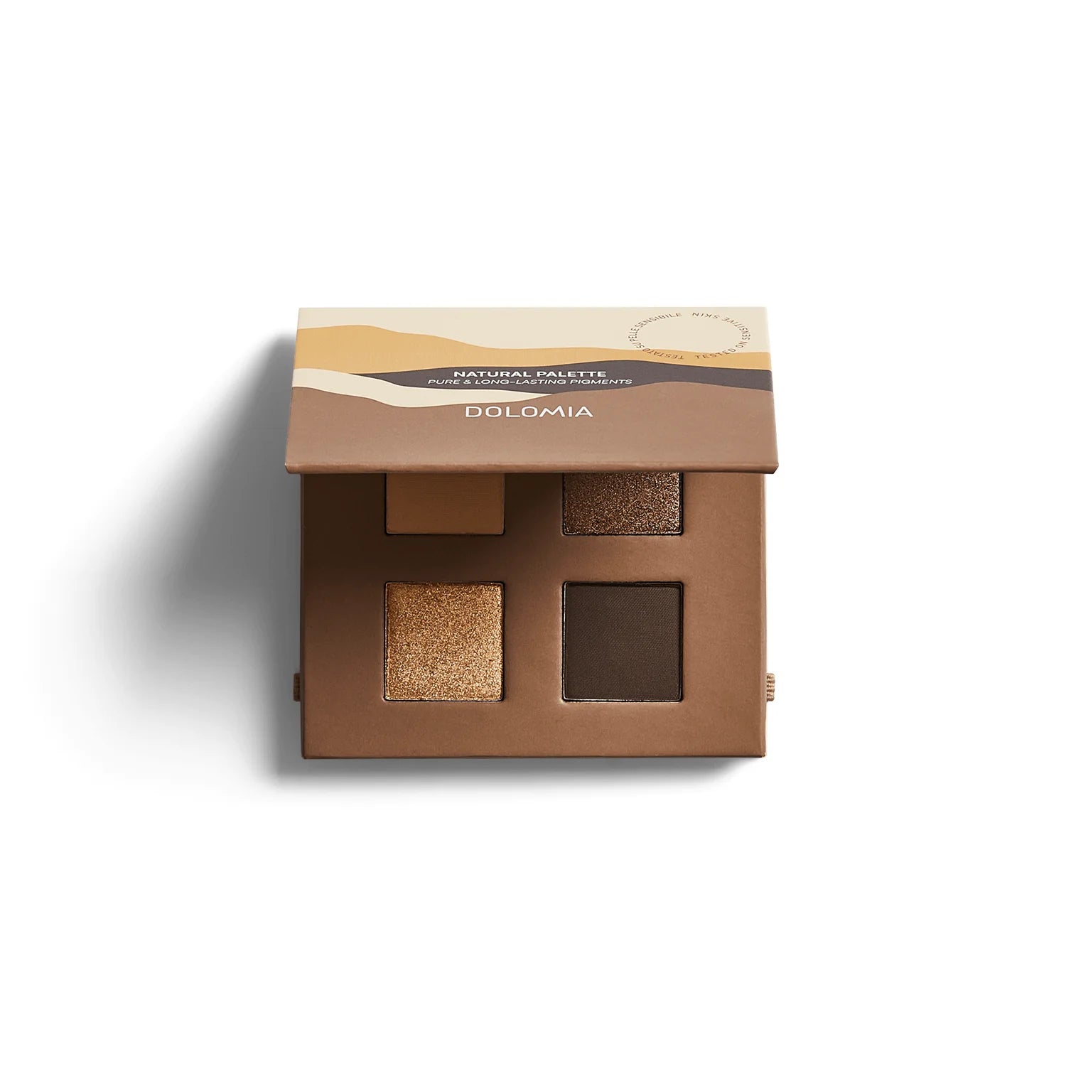 Die Dolomia Natural Lidschattenpalette Chalet enthält vier Brauntöne: zwei schimmernde Goldfarben, ein mattes Beige und ein mattes Dunkelbraun. Der teilweise geöffnete Deckel ist auf weißem Hintergrund präsentiert.