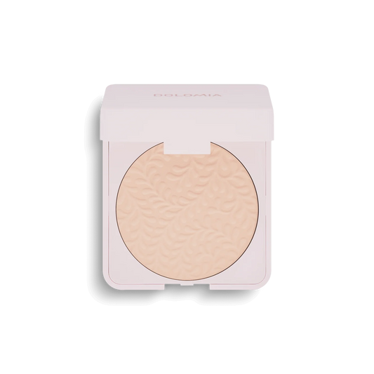 Mattierender Puder ist ein hellbeiger, mattierender Puder mit einem Blattmuster in einer hellrosa, quadratischen Puderdose mit leicht geöffnetem Deckel, der die Poren verfeinert und den Glanz reduziert.