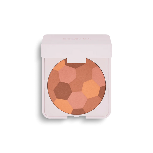 Der Natural Glow Bronzer kommt in einer weißen, quadratischen Puderdose mit einem Mosaik aus braunen, pfirsichfarbenen und beigen Pudern, die Ihnen einen natürlichen Teint und ein strahlendes Finish verleihen sollen.