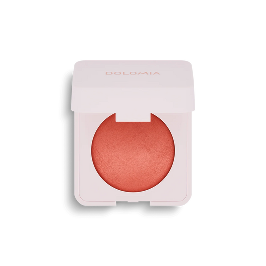 Die offene, quadratische, hellrosa Dose von DOLOMIA Mineral Rouge (2 Farbvarianten) zeigt das abgerundete, korallenfarbene Rouge für einen natürlichen Teint vor einem schlichten weißen Hintergrund.