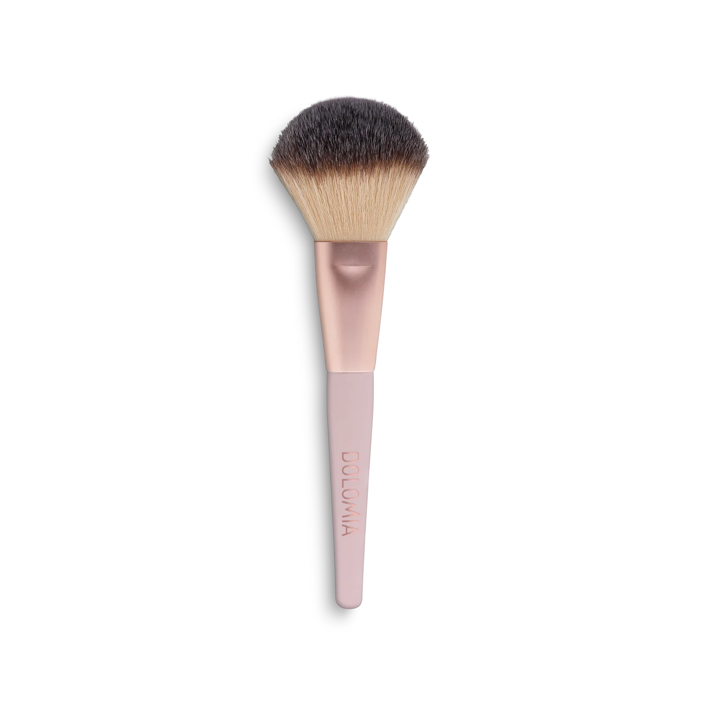 Der Rougepinsel mit pinkem Griff, roségoldener Zwinge und flauschigen, abgerundeten synthetischen Borsten in Braun-Schwarz eignet sich ideal zum Konturieren und wird auf weißem Hintergrund präsentiert.