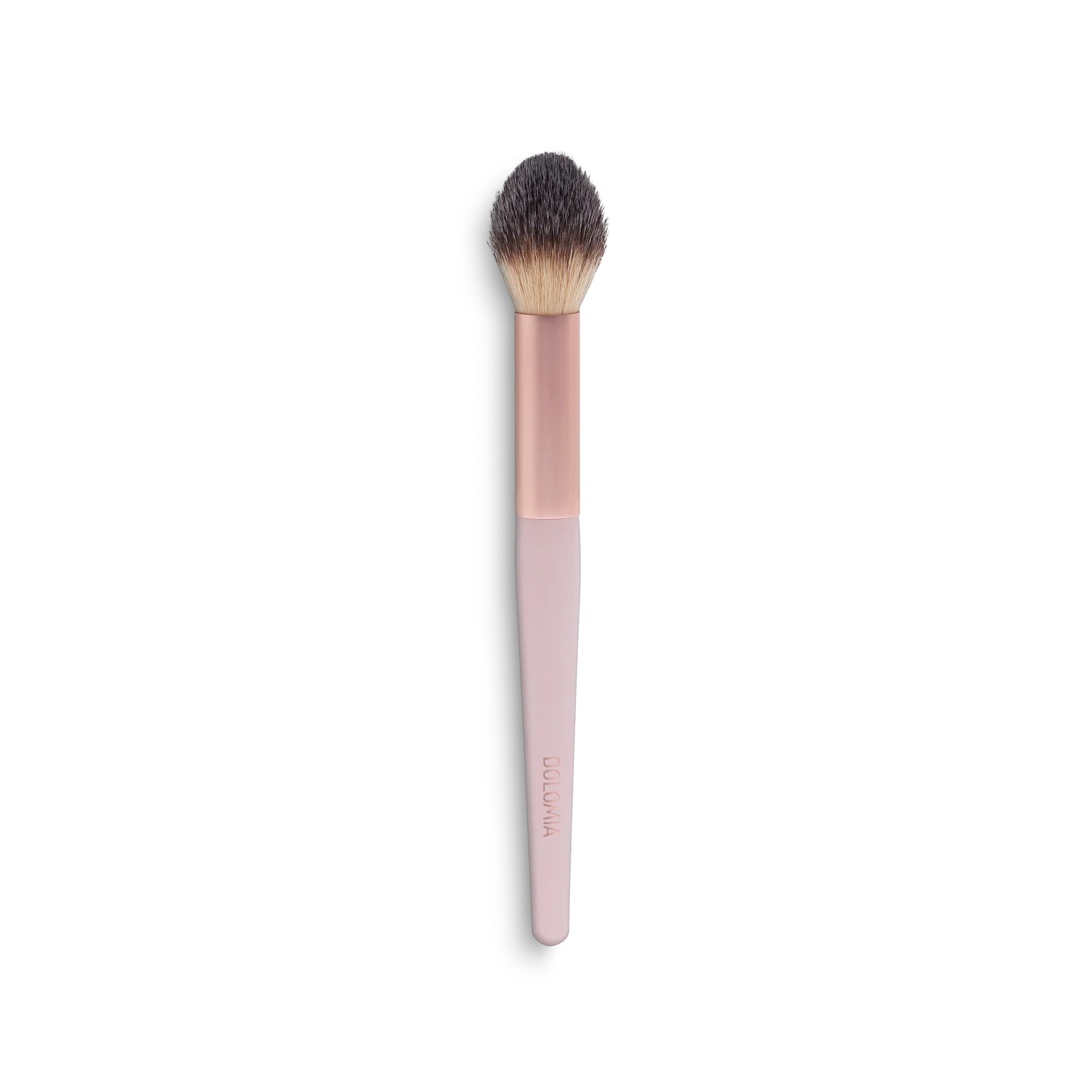 Der Rougepinsel mit synthetischen Haaren, weichem, abgerundetem Kopf, roségoldener Zwinge und hellrosa Griff betont Gesichtskonturen perfekt. Er wird vertikal auf weißem Hintergrund präsentiert.