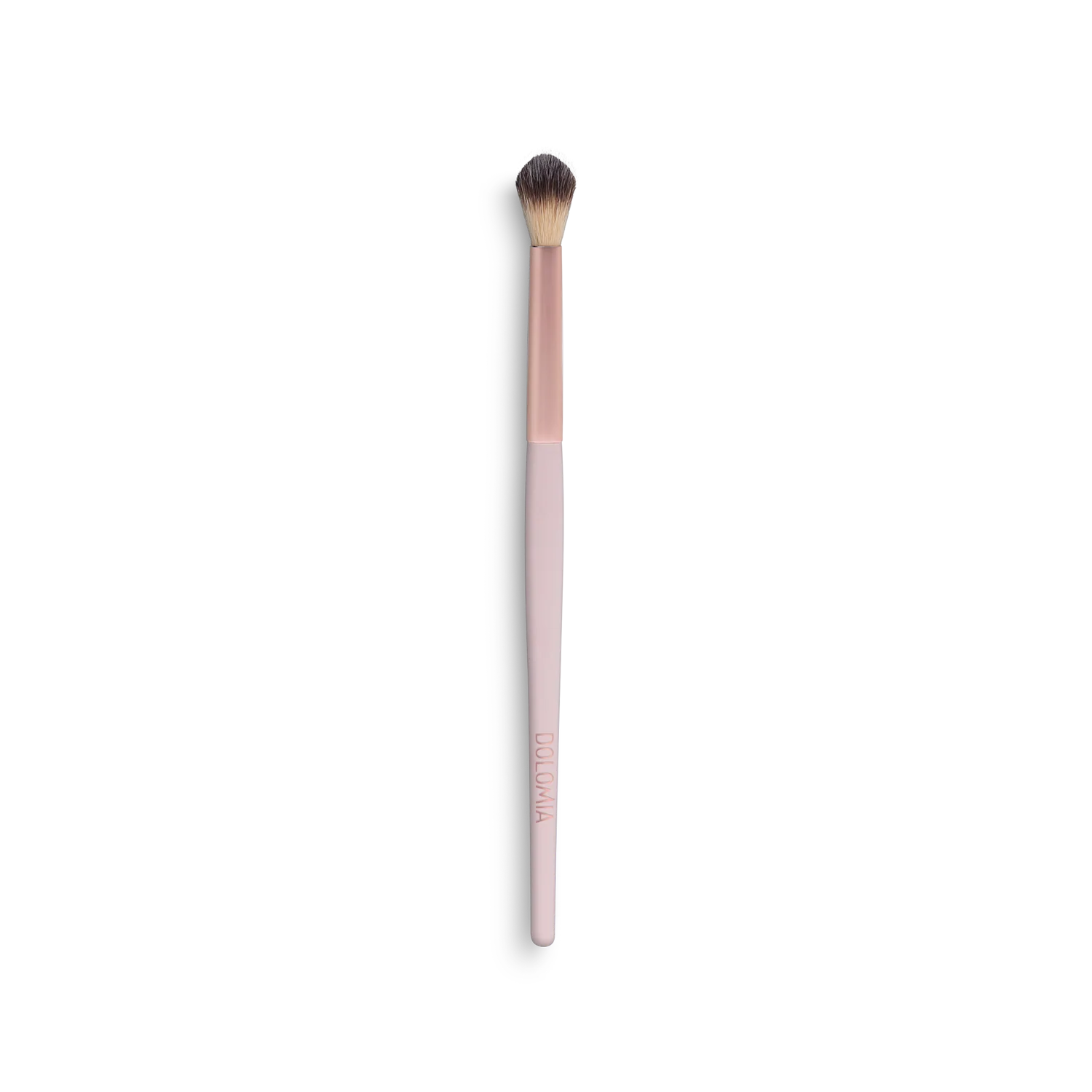 Der Augenpinsel für Lichteffekte mit pinkem Griff und weichen, synthetischen Borsten ist ideal zum Verblenden von Lidschatten und sorgt auf weißem Hintergrund für ein makelloses Augen-Make-up.