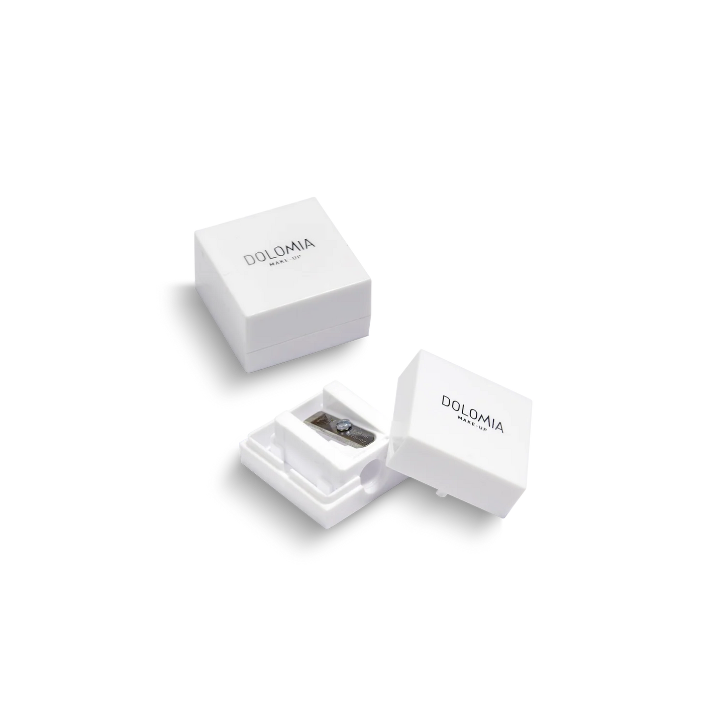 Zwei weiße rechteckige DOLOMIA-Boxen sind auf einem schlichten weißen Hintergrund abgebildet. Eine ist geschlossen, während die andere geöffnet ist, um einen Spitzer im Inneren zu enthüllen, der zum Anspitzen von Kosmetikstiften bestimmt ist.