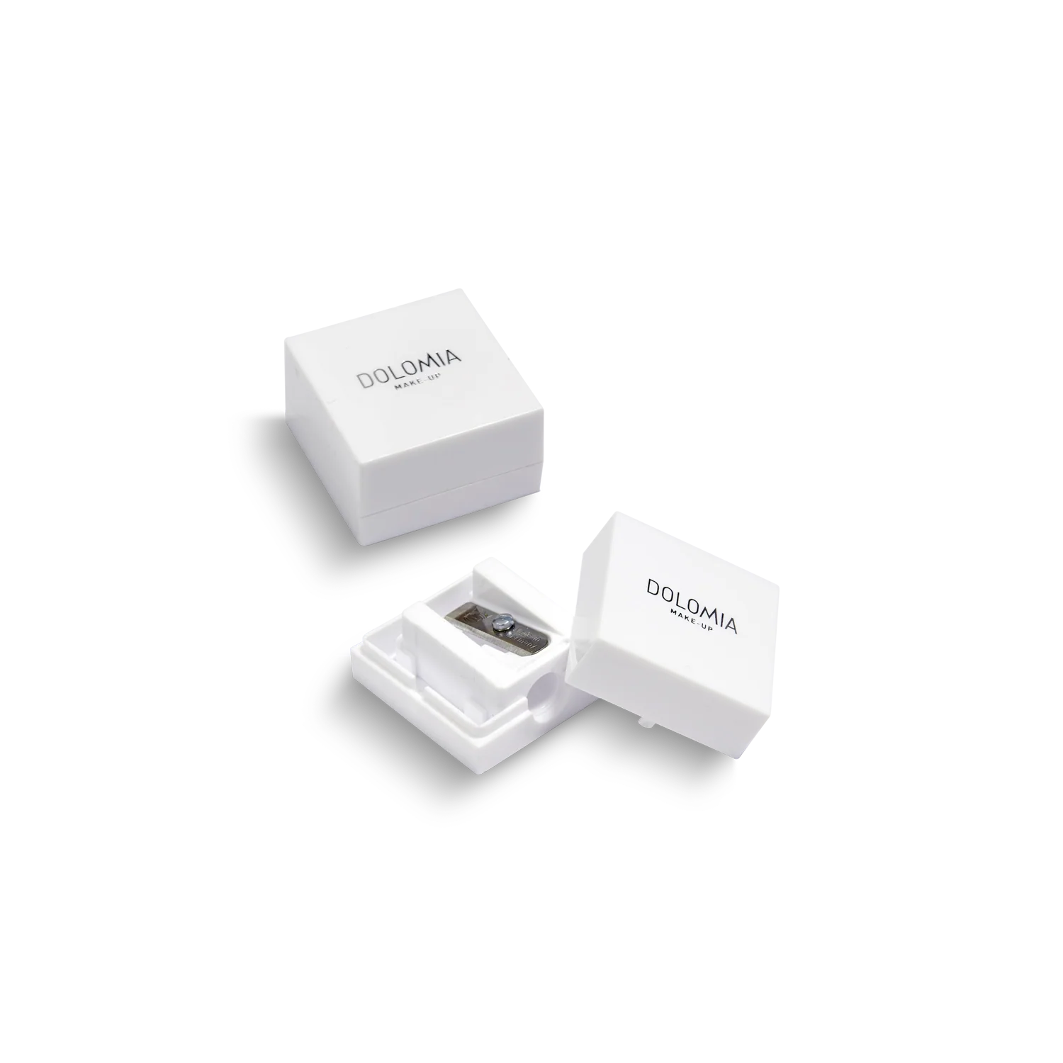 Zwei weiße rechteckige DOLOMIA-Boxen sind auf einem schlichten weißen Hintergrund abgebildet. Eine ist geschlossen, während die andere geöffnet ist, um einen Spitzer im Inneren zu enthüllen, der zum Anspitzen von Kosmetikstiften bestimmt ist.