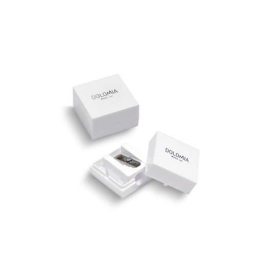 Zwei weiße rechteckige DOLOMIA-Boxen sind auf einem schlichten weißen Hintergrund abgebildet. Eine ist geschlossen, während die andere geöffnet ist, um einen Spitzer im Inneren zu enthüllen, der zum Anspitzen von Kosmetikstiften bestimmt ist.