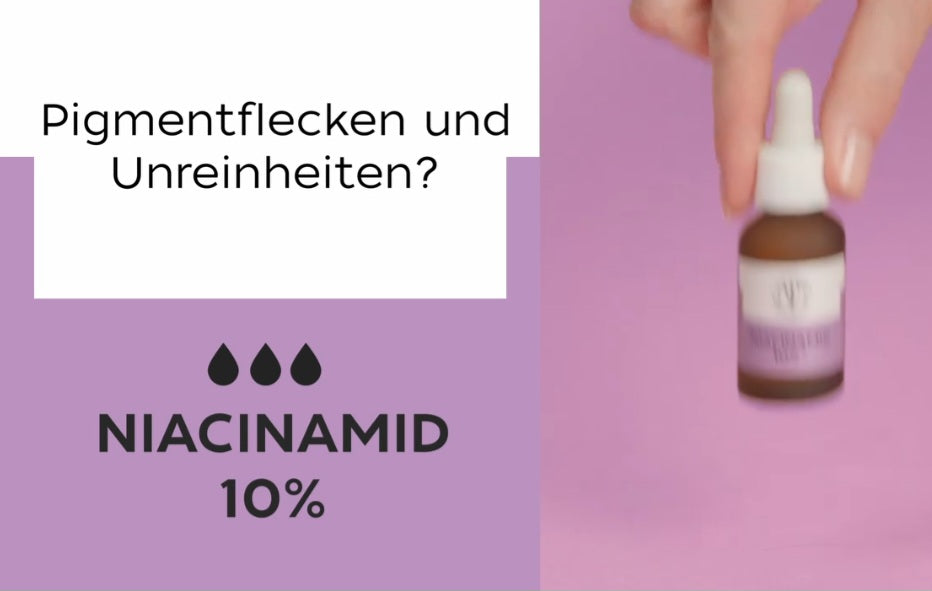 Eine Hand hält eine kleine braune Flasche mit Pipette vor einem violetten Hintergrund. Text: Pigmentflecken und Unreinheiten? Hinterland Apotheke Niacinamid 10%, feuchtigkeitsspendend. Drei Tropfensymbole über "NIACINAMID".